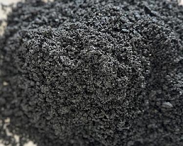 Dunkler, feinkörniger Basaltsand in Nahaufnahme, Markenprodukt von Volz und Herbert GmbH.