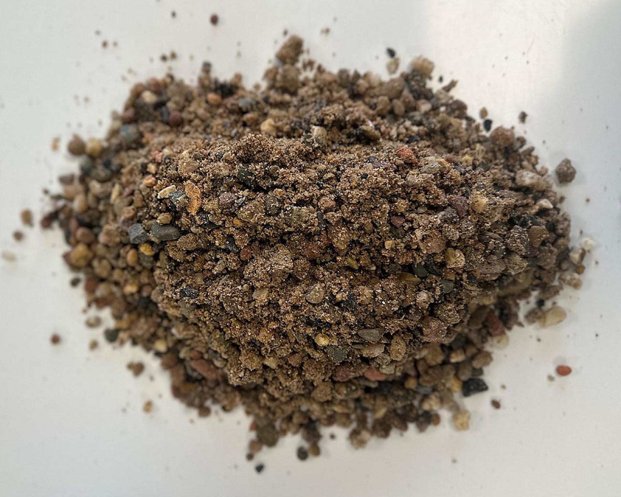 Haufen Estrichsand der Volz und Herbert GmbH auf weißem Hintergrund.