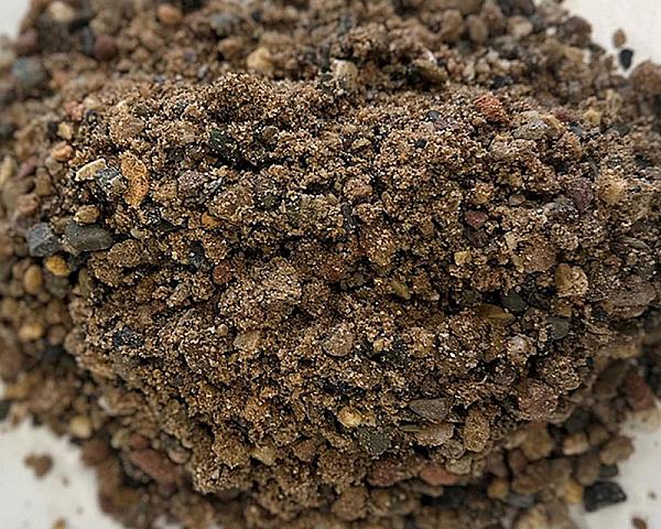 Ein Haufen Estrichsand mit gemischter Körnung, ideal für Bauarbeiten.