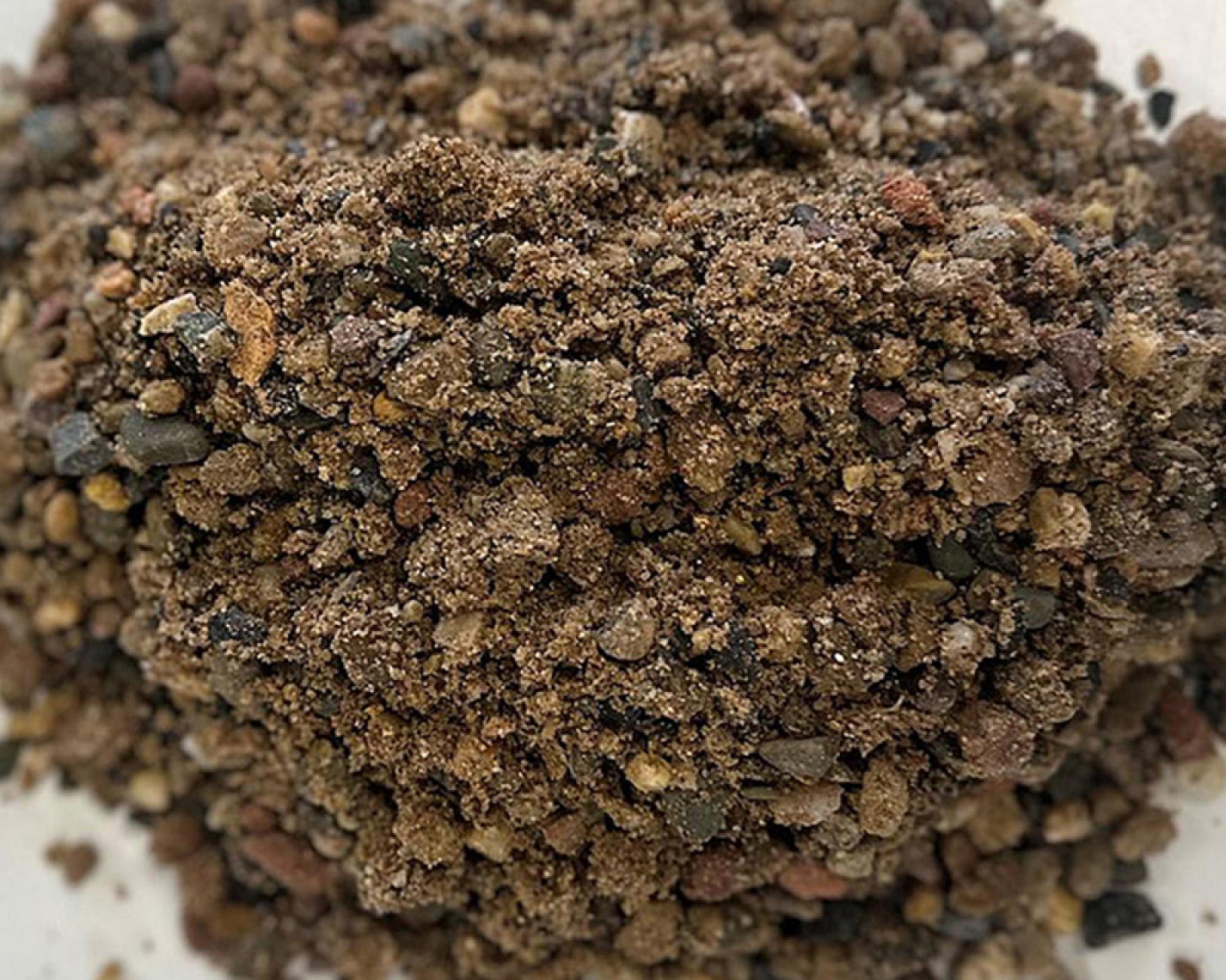 Haufen Estrichsand mit unterschiedlichen Korngrößen in Nahaufnahme.