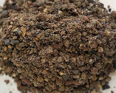 Haufen Estrichsand mit unterschiedlichen Korngrößen in Nahaufnahme.