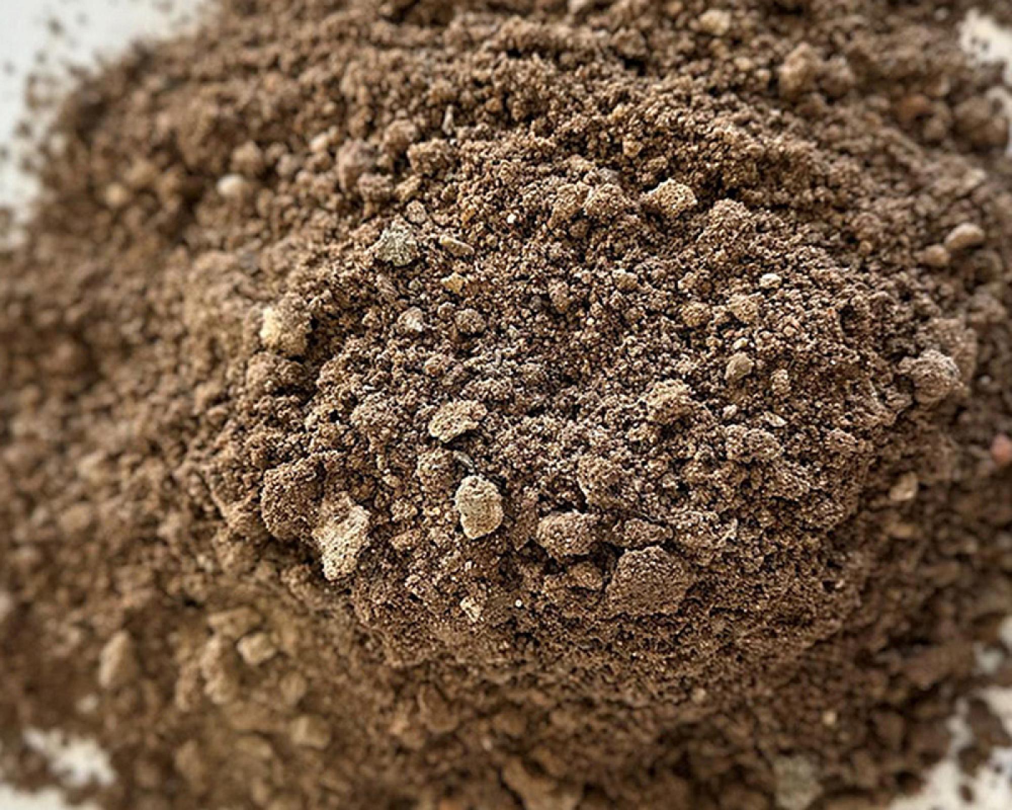 Ein Haufen feiner, brauner Rohrsand von Volz und Herbert GmbH.