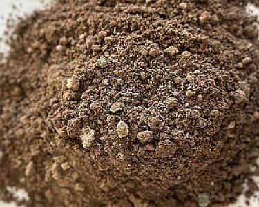 Ein Haufen feiner, brauner Rohrsand von Volz und Herbert GmbH.