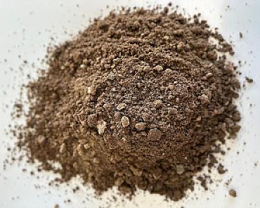 Haufen aus gesiebtem Rohrsand 0-5 mm auf weißem Hintergrund.