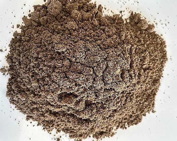Haufen aus Recyclingsand auf weißem Hintergrund von Volz und Herbert GmbH.