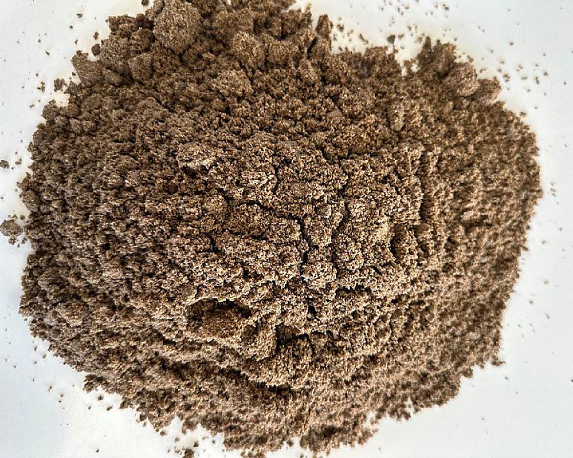 Haufen aus Recyclingsand auf weißem Hintergrund von Volz und Herbert GmbH.