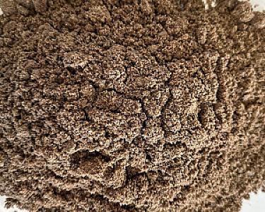 Recyclingsand der Marke Volz und Herbert, grobkörnige Konsistenz, natürliche Erdtöne.