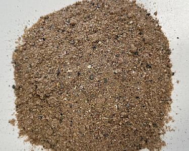 Ein Haufen beige bis grauer gewaschener Sand von Volz und Herbert GmbH.