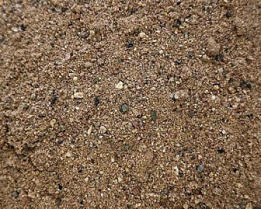 Sand mit feiner Körnung und vereinzelten kleinen Steinen, Farbe naturbelassen.