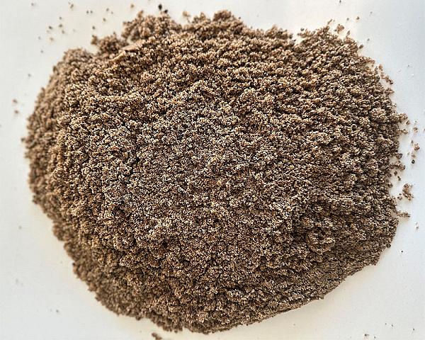 Haufen zertifizierter Spielsand auf weißem Hintergrund von Volz und Herbert GmbH.
