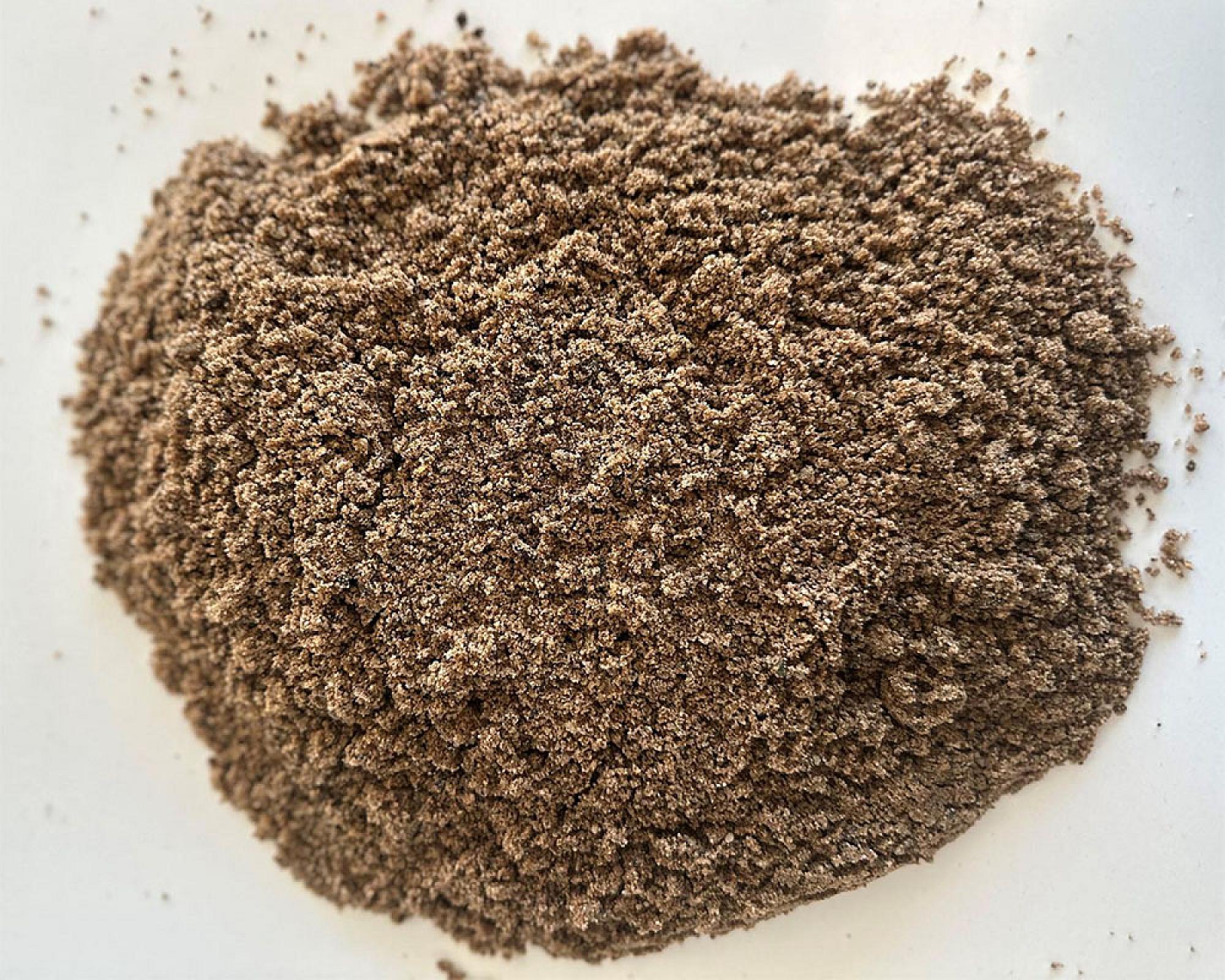 Haufen von Spielsand auf weißem Hintergrund, zertifiziert, Marke: Volz und Herbert GmbH.