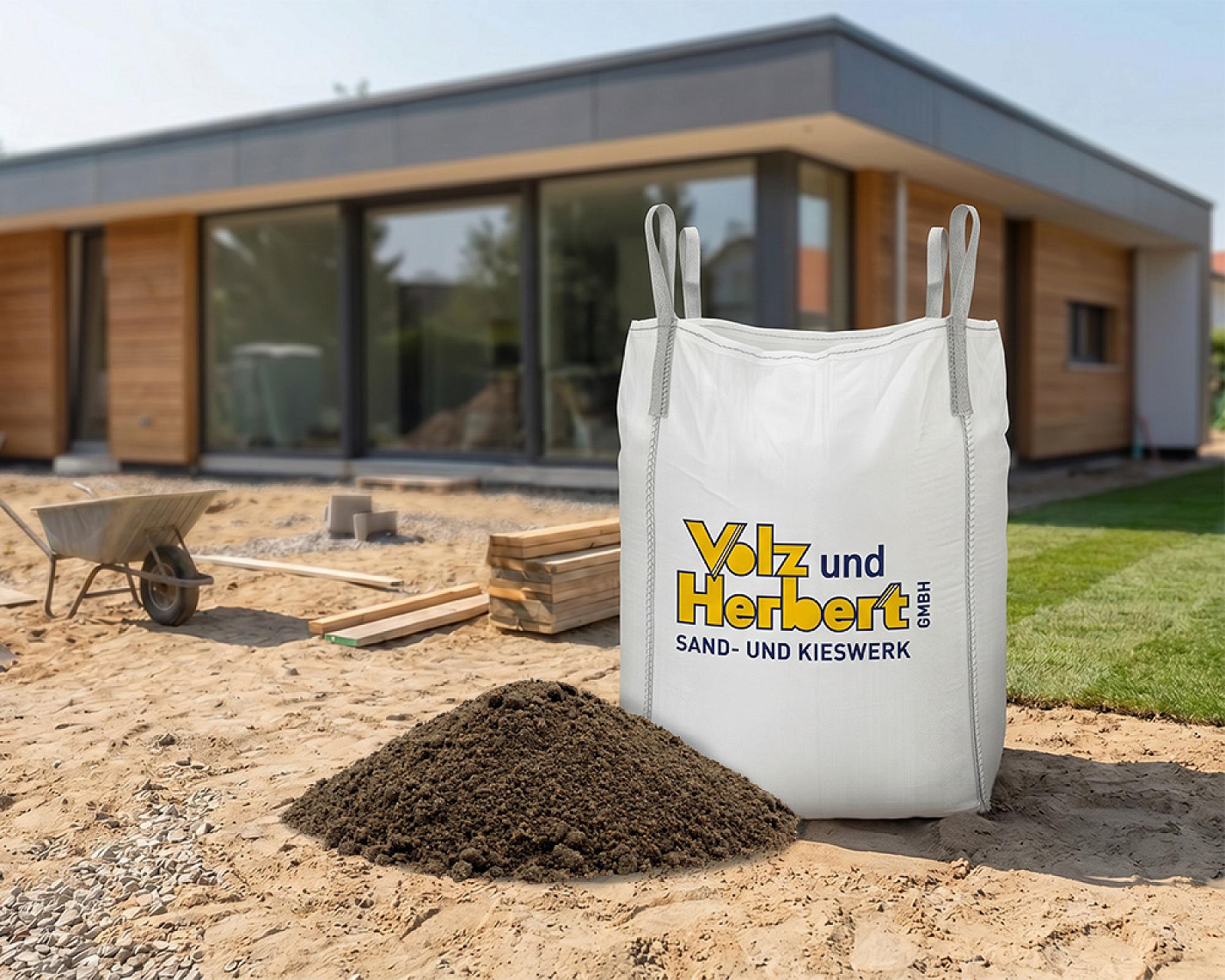 Großer weißer Bausand-Container von Volz und Herbert GmbH auf Baustelle vor modernem Gebäude.
