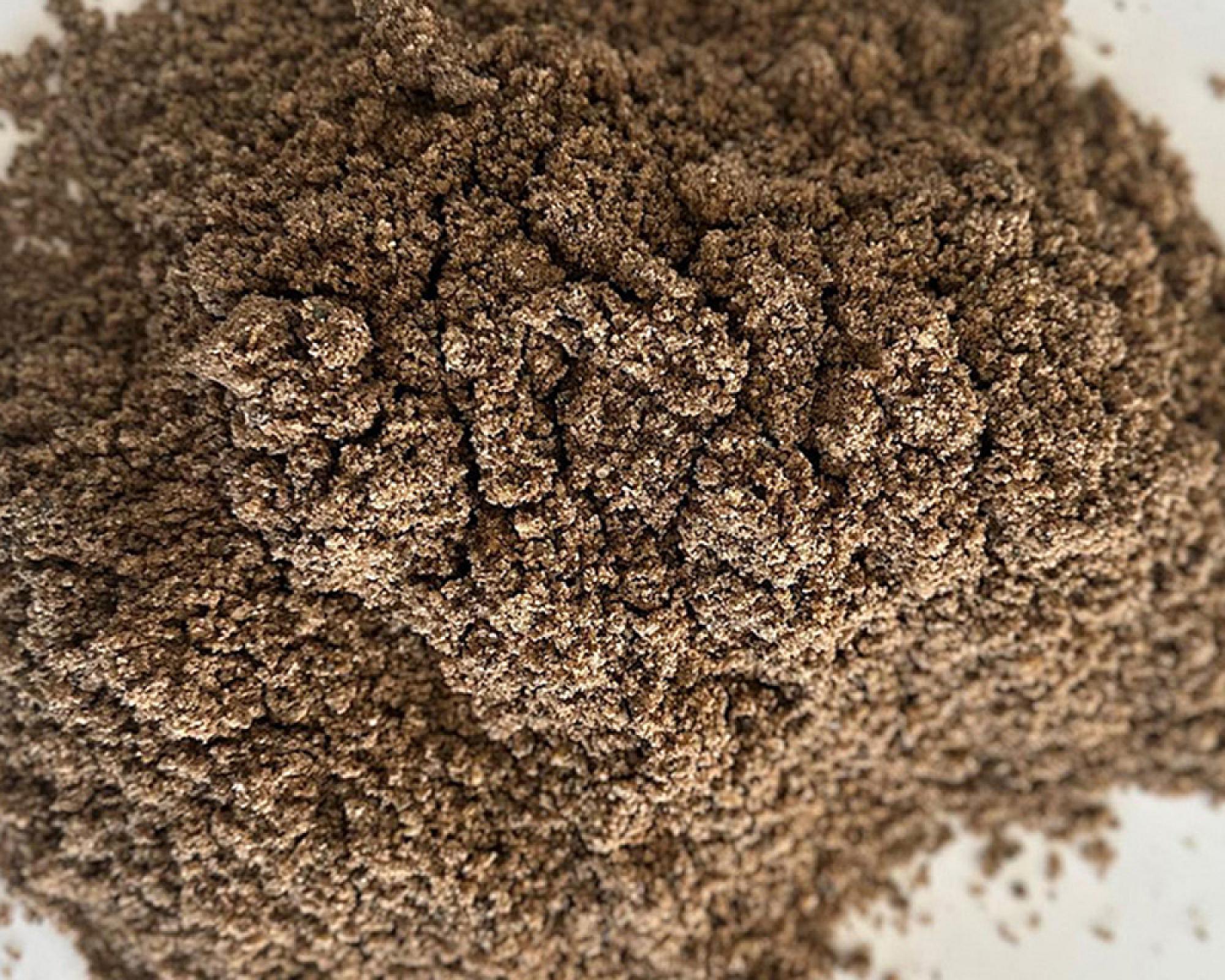 Gewaschener Paddocksand in Nahaufnahme, bräunlich und körnig, von Volz und Herbert GmbH.