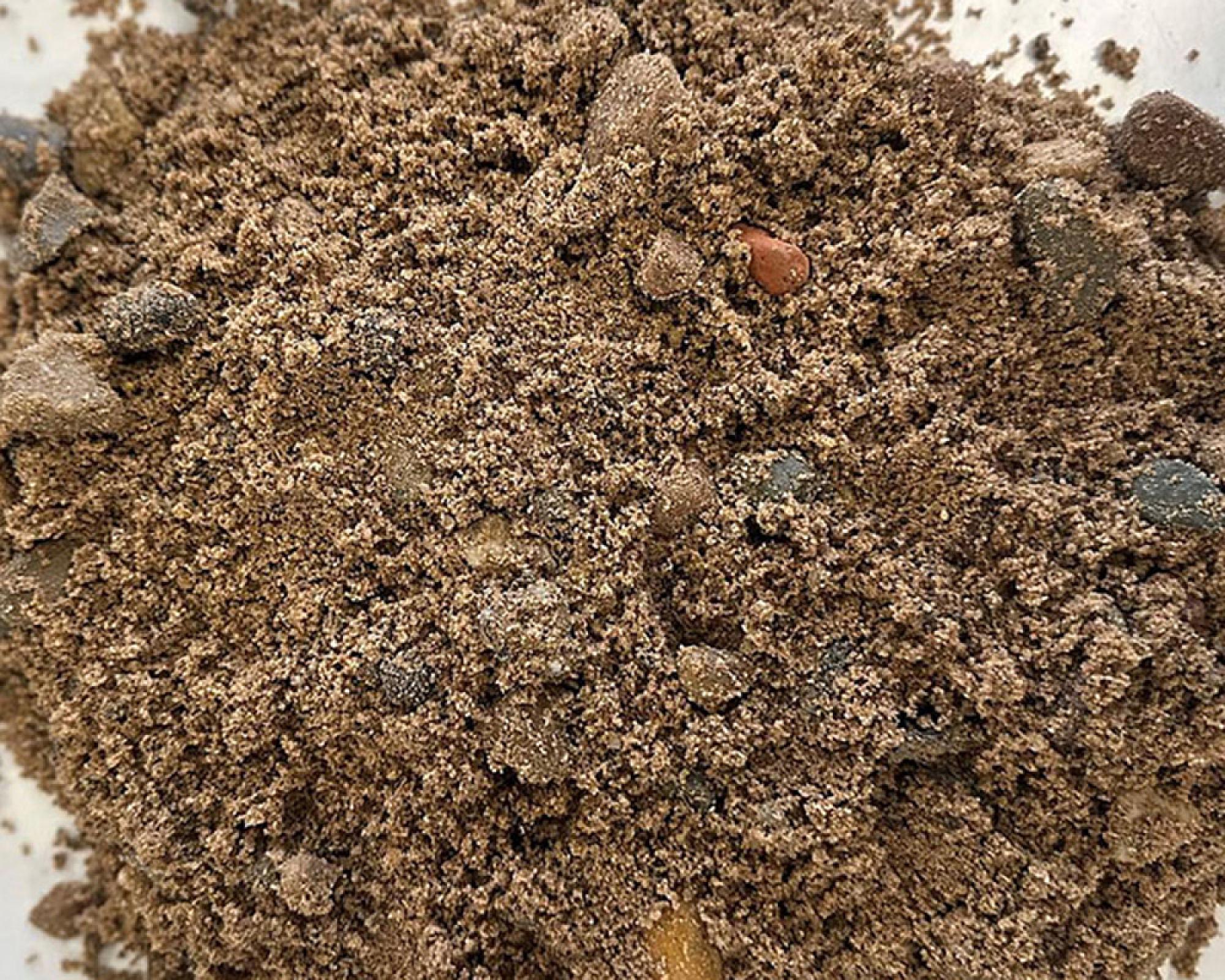 Betonkies Mischung mit Kieselsteinen und Sandpartikeln, Detailansicht.