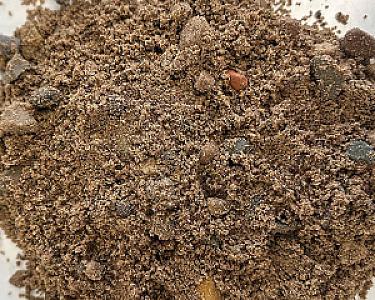 Betonkies Mischung mit Kieselsteinen und Sandpartikeln, Detailansicht.