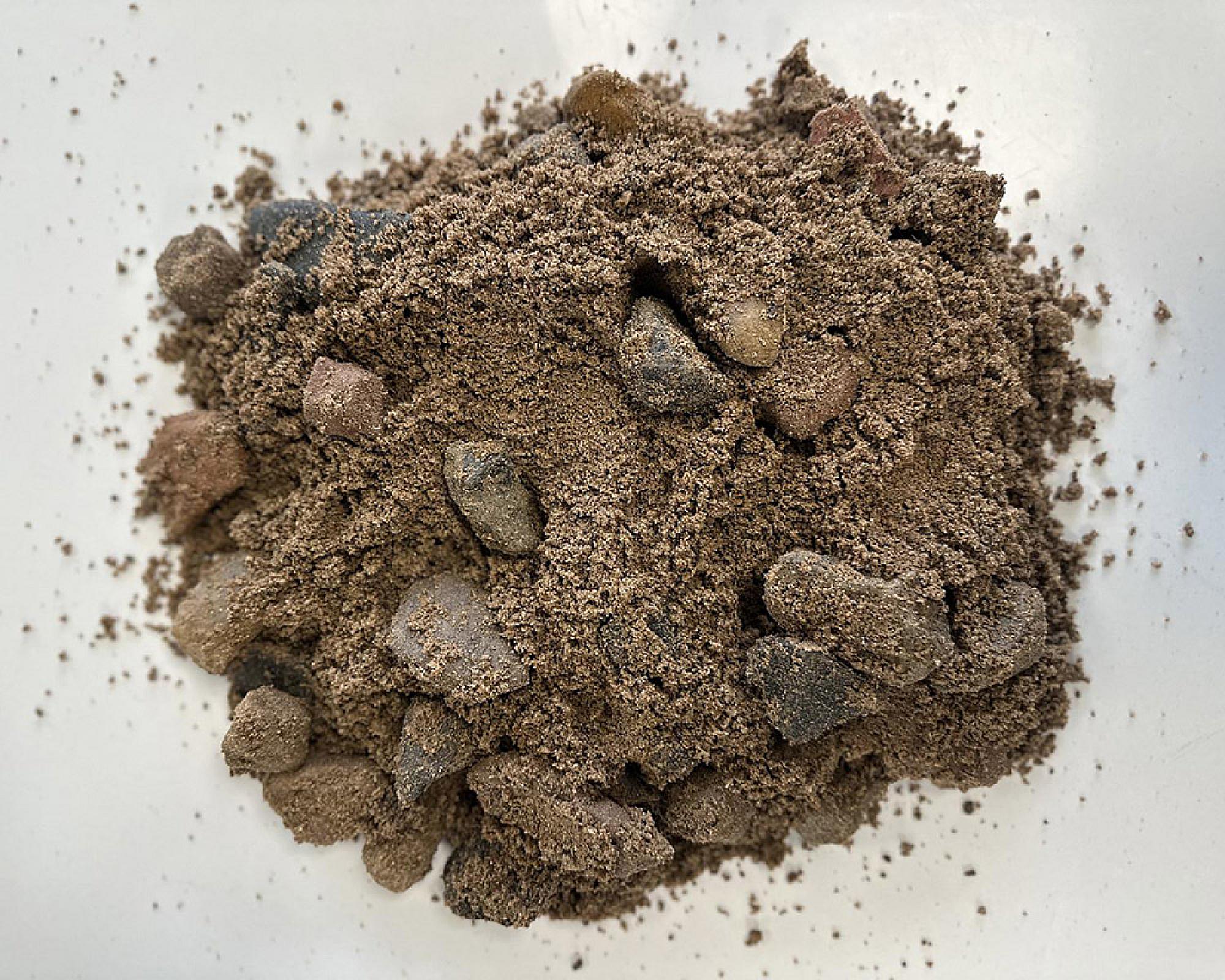 Betonkies auf weißem Hintergrund, bestehend aus Sand und kleineren Steinen. Markenprodukt von Volz und Herbert GmbH.