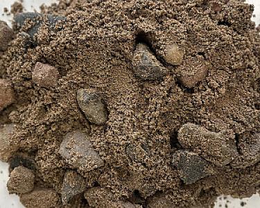 Ein Haufen Betonkies aus Sand und kleinen Steinen von Volz und Herbert GmbH.