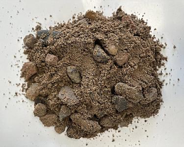 Ein Haufen Betonkies aus Sand und kleinen Steinen, präsentiert von der Marke Volz und Herbert GmbH.
