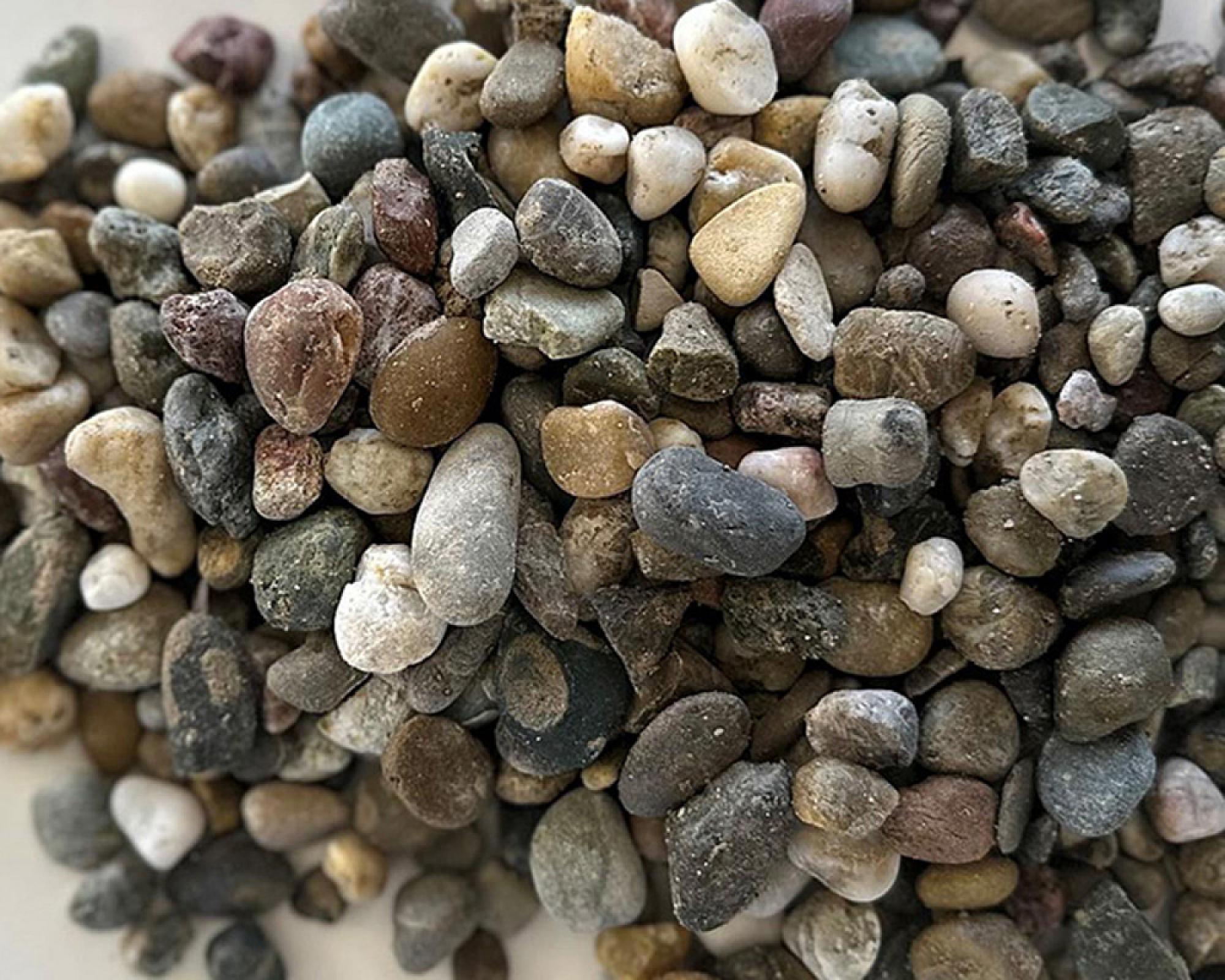 Haufen aus verschiedenen gewaschenen Rheinkieseln in natürlichen Farben.