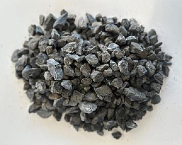 Basaltsplitt 8-16 mm von Volz und Herbert GmbH, dunkelgraue Gesteinskörnung auf hellem Hintergrund.
