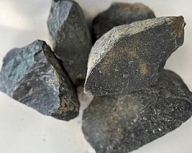 Basaltsplitt 8-16 mm von Volz und Herbert GmbH in Nahaufnahme.