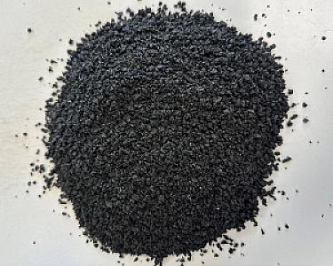 Fugensplitt der Marke Volz und Herbert GmbH, grobkörniges schwarzes Material, auf heller Oberfläche.