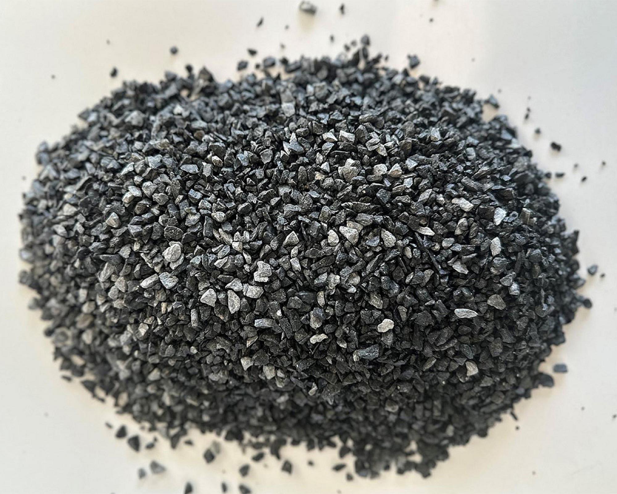 Pflastersplitt von Volz und Herbert GmbH, feinkörniger Kies auf weißem Hintergrund.