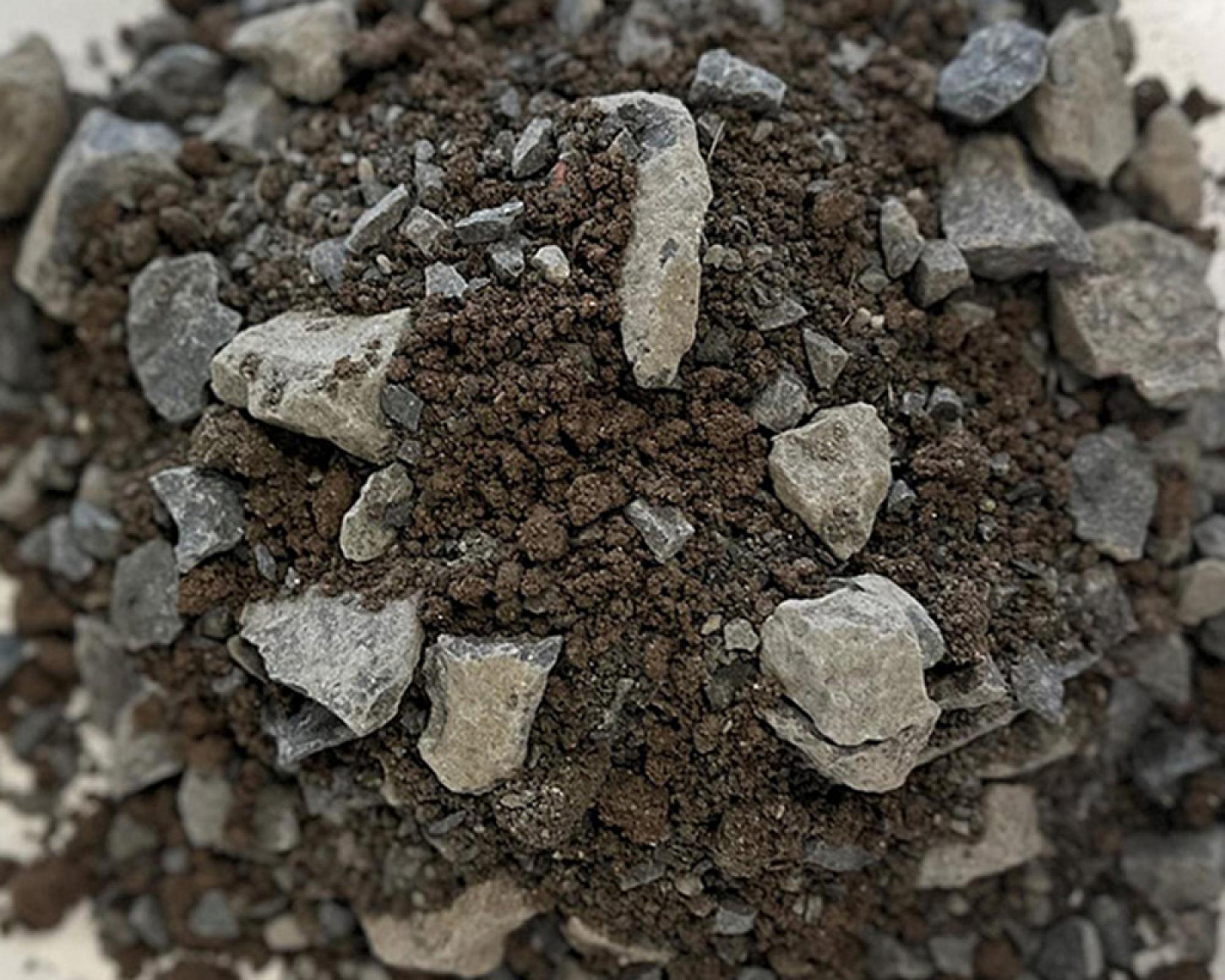 Steine und Erde bilden eine Vegetationstragschicht, genutzt für Begrünungsprojekte und Bauvorhaben.