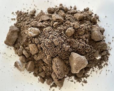 Haufen aus grobkörnigem RC-Betonschotter auf weißem Hintergrund.