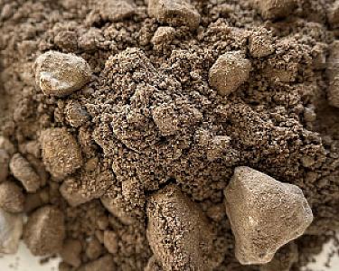 Haufen grobkörniger, grauer RC-Betonschotter des Herstellers Volz und Herbert GmbH.