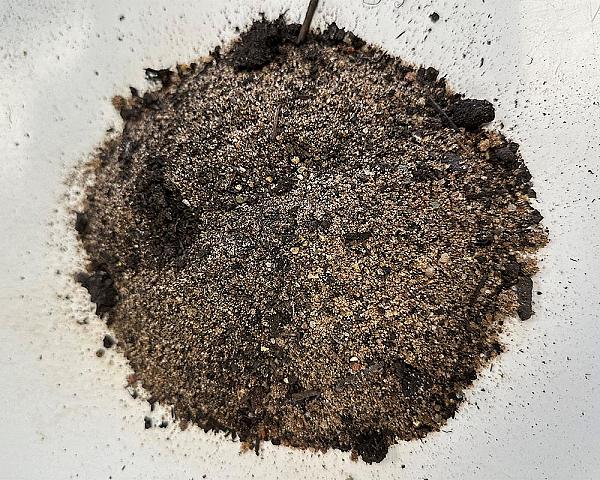 Sand-Kompost-Gemisch von Volz und Herbert GmbH auf heller Fläche.