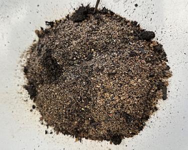 Sand-Kompost-Gemisch von Volz und Herbert GmbH auf heller Fläche.