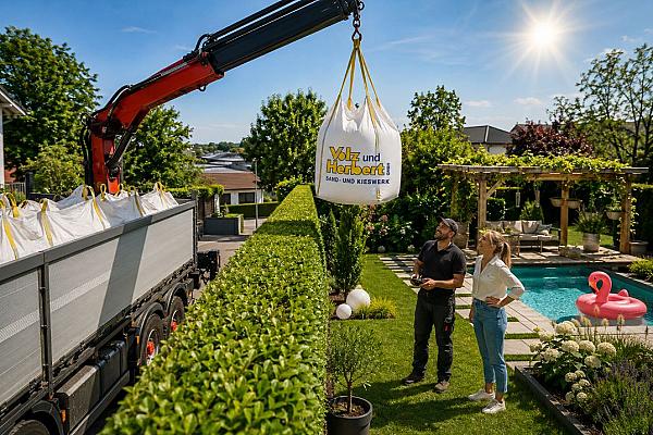 Lastwagenkran hebt BigBag mit Sand in gepflegtem Garten, Paar schaut zu; Volz und Herbert GmbH-Logo sichtbar.