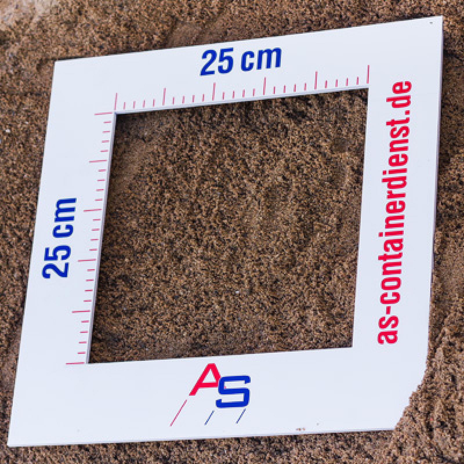 Füllsand mit 25 cm Quadratraster von as-Containerdienst GmbH, zur Mengenbestimmung platziert.