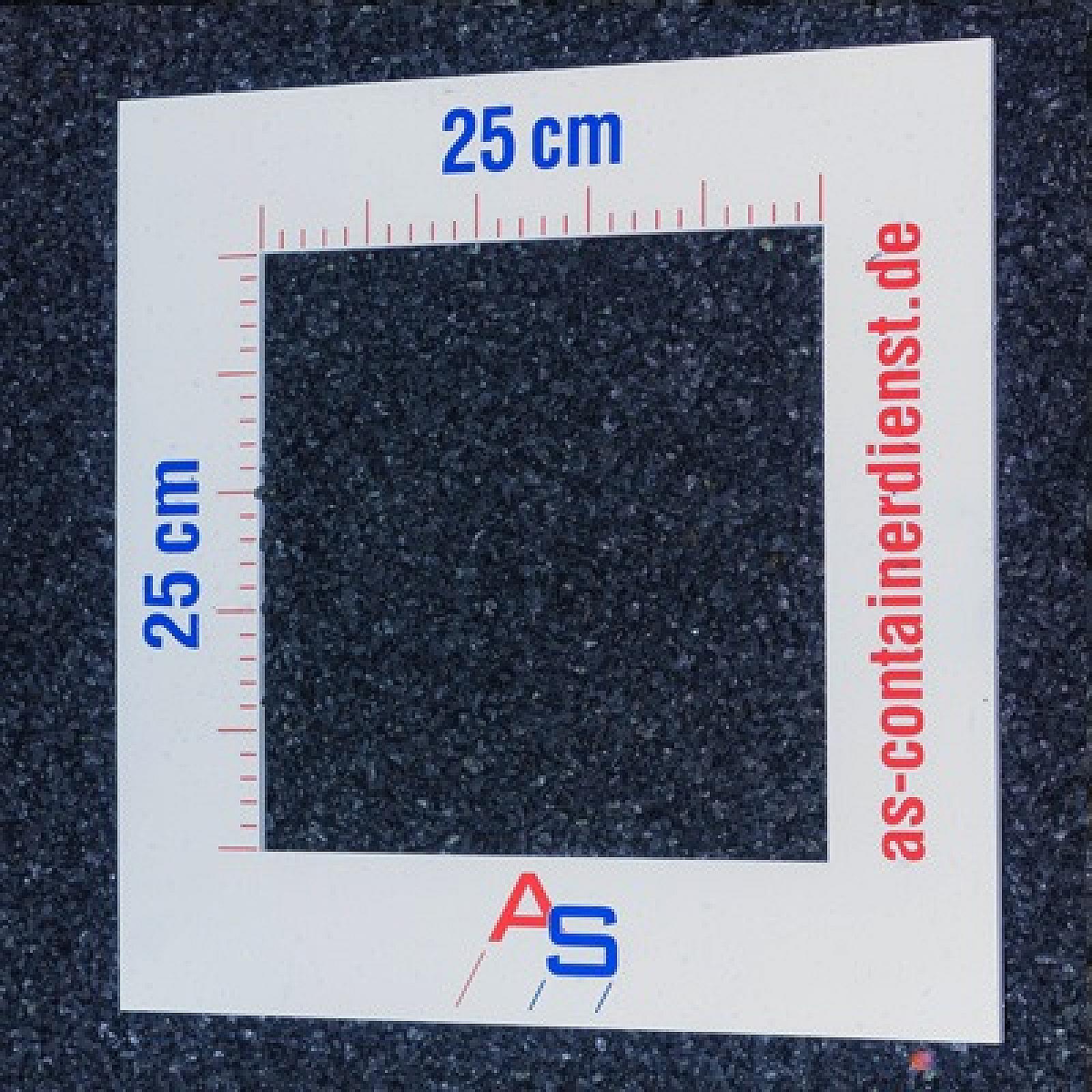 Basaltsplitter liegen auf einer Fläche, umrahmt von einem weißen Messrahmen mit 25 cm Skala und as-Containerdienst Logo.