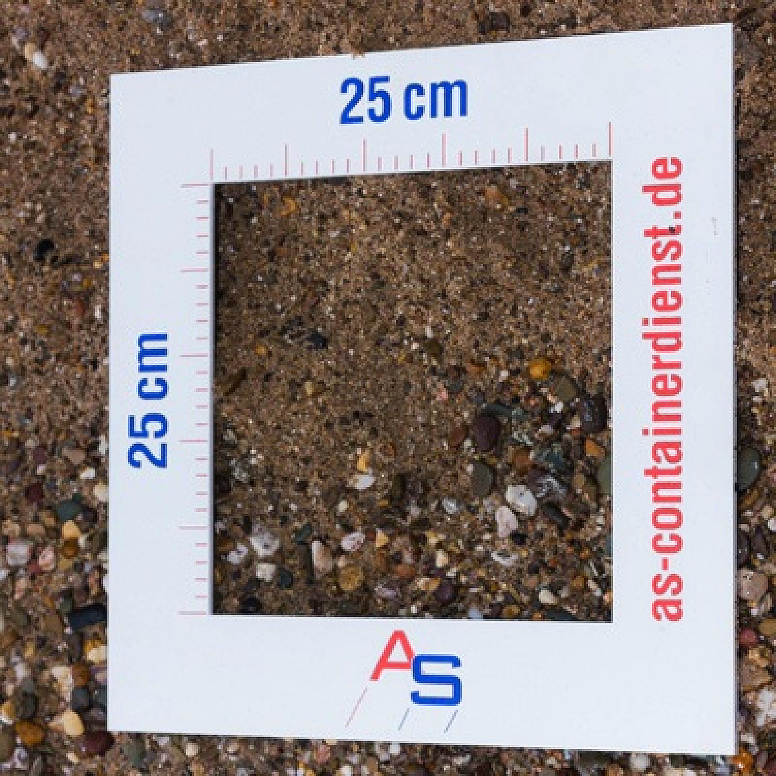Betonkies in einer 25x25 cm Messrahmenansicht von as-Containerdienst GmbH, bestehend aus Sand und kleinen Steinen.
