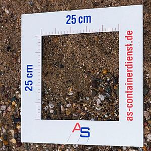 Betonkies in einer 25x25 cm Messrahmenansicht von as-Containerdienst GmbH, bestehend aus Sand und kleinen Steinen.