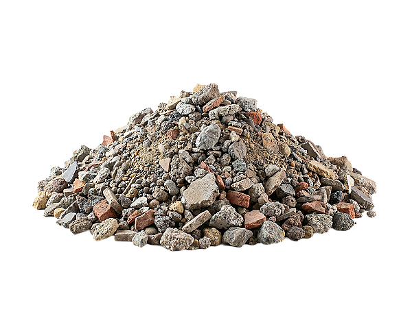 Haufen aus RC-Recyclingschotter mit gemischtem Bauschuttmaterial vor neutralem Hintergrund.