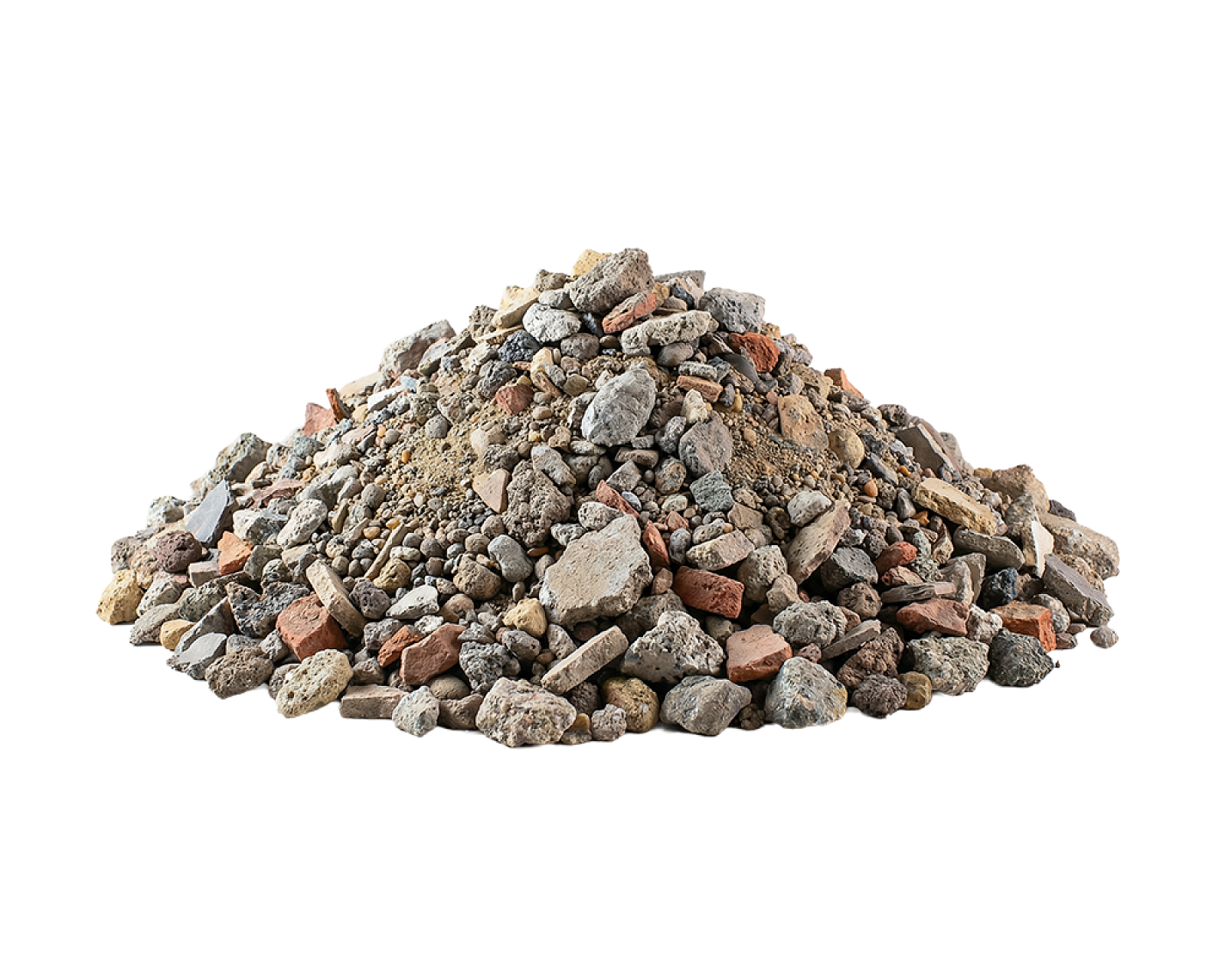 Haufen aus RC-Recyclingschotter mit gemischtem Bauschuttmaterial vor neutralem Hintergrund.