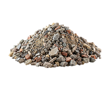 Haufen aus RC-Recyclingschotter mit gemischtem Bauschuttmaterial vor neutralem Hintergrund.