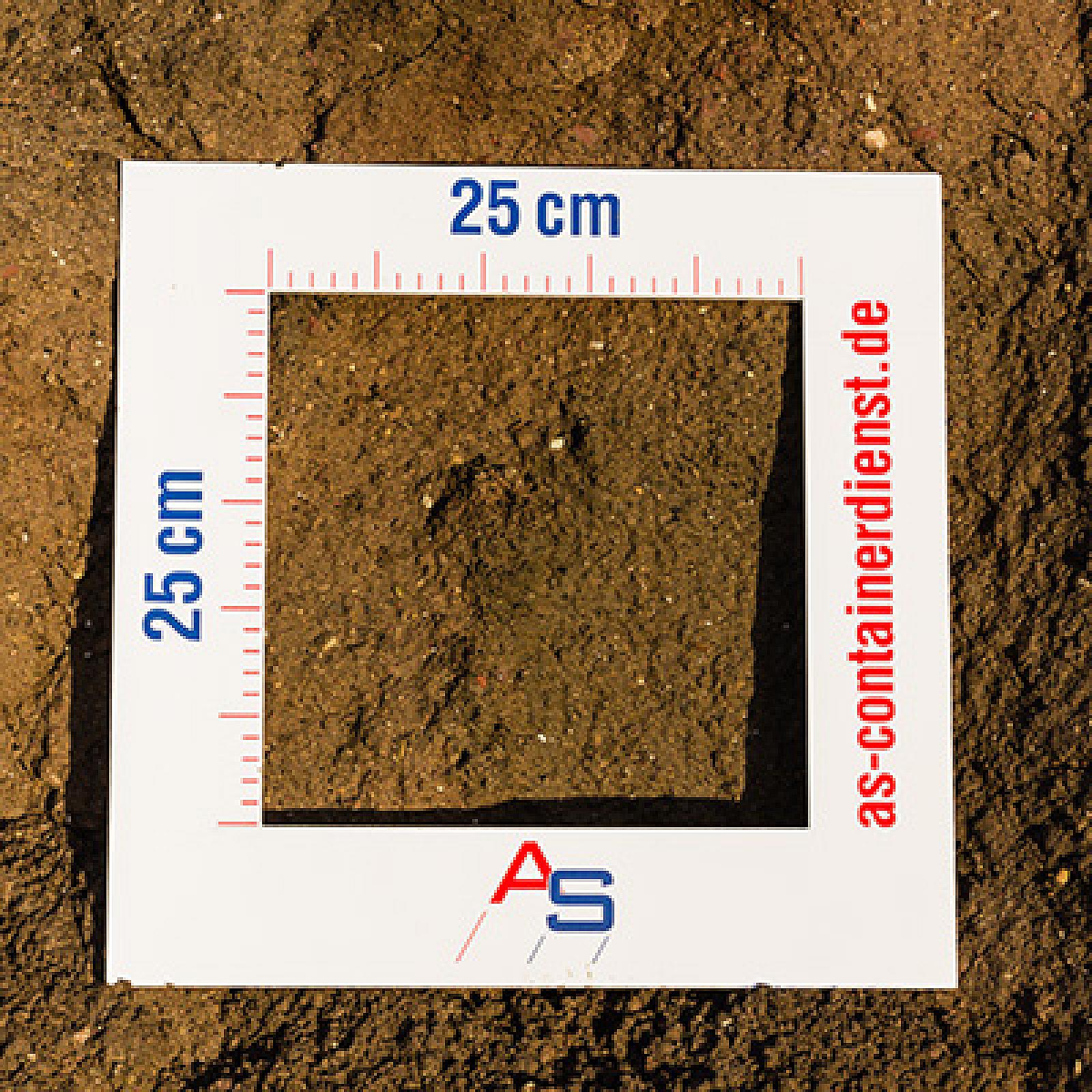 Gesiebter Mutterboden im Quadratrahmen, Maßangaben 25 cm, as-Containerdienst GmbH.