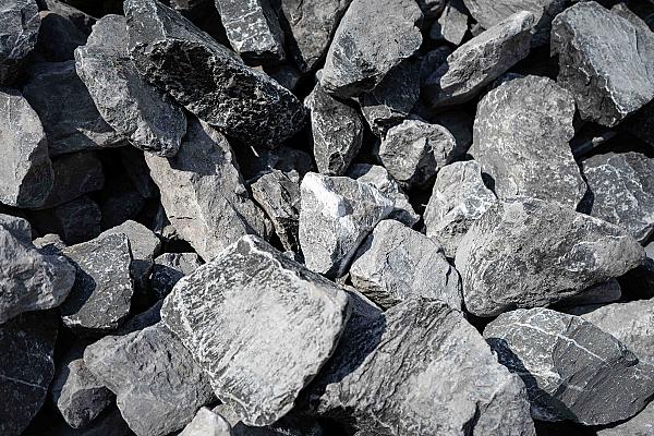 Stapel grober Belgischer Blausteine verschiedener Größen aufeinander geschichtet.