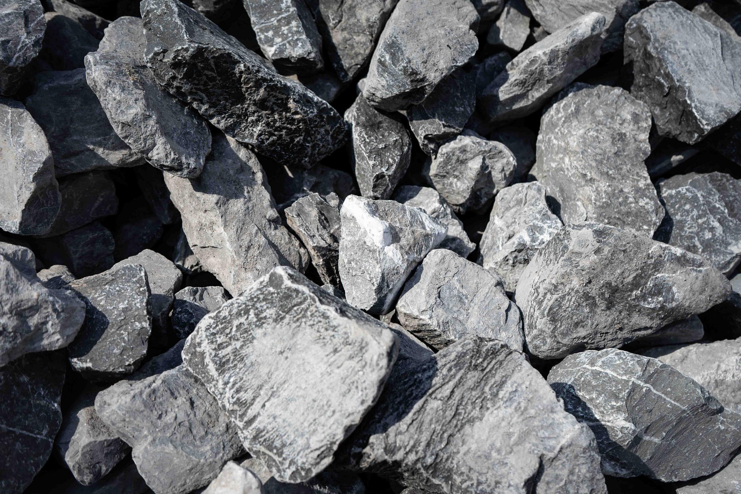 Stapel grober Belgischer Blausteine verschiedener Größen aufeinander geschichtet.