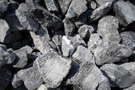 Stapel grober Belgischer Blausteine verschiedener Größen aufeinander geschichtet.