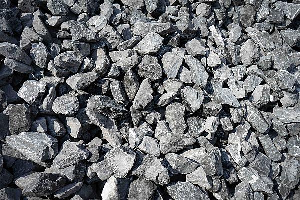 Stapel grober belgischer Blaustein-Steine von HTA GmbH für Bauarbeiten.