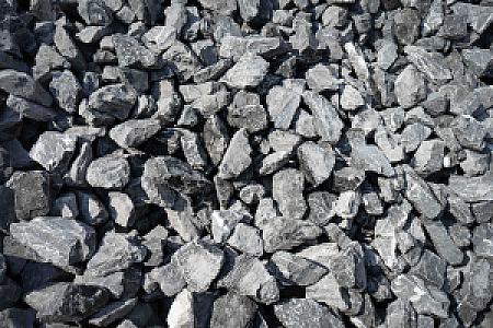 Stapel grober belgischer Blaustein-Steine von HTA GmbH für Bauarbeiten.