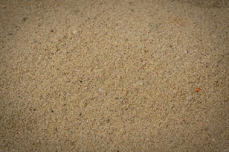 Nahaufnahme von gewaschenem Sand der Marke HTA GmbH, gleichmäßig verteilt.
