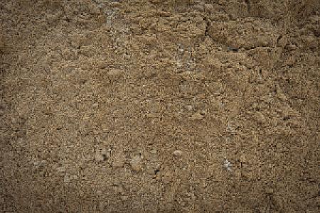 Gewaschener Sand in Nahaufnahme, beige Farbe, gleichmäßige Körnung, unter strahlendem Licht.