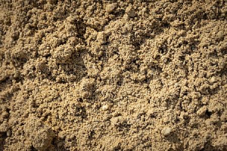 Nahaufnahme von gewaschenem Sand der HTA GmbH aufgeschüttet, beige und grobkörnig.