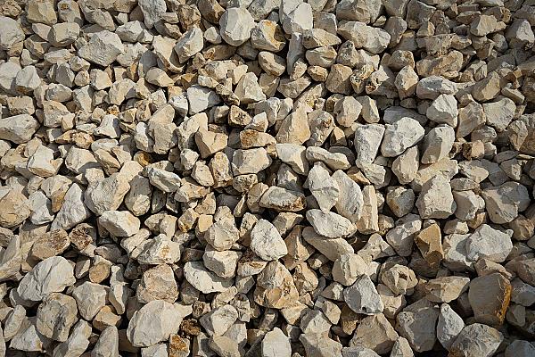 Kalksteinsplitt Yellow Sun, beige-gelbe Steine, gleichmäßig verteilt, outdoor präsentiert von HTA GmbH.